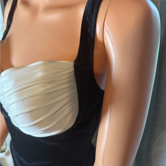 Gottex Black and White Bikini with Structured Elegance‎ - Picture 8 of 14